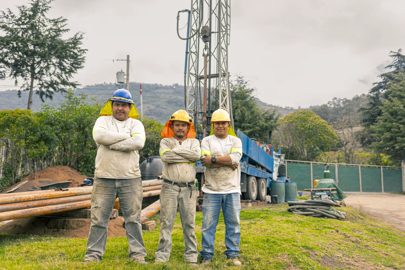 Integrantes del equipo en el archivo del proyecto Pozo Calderas