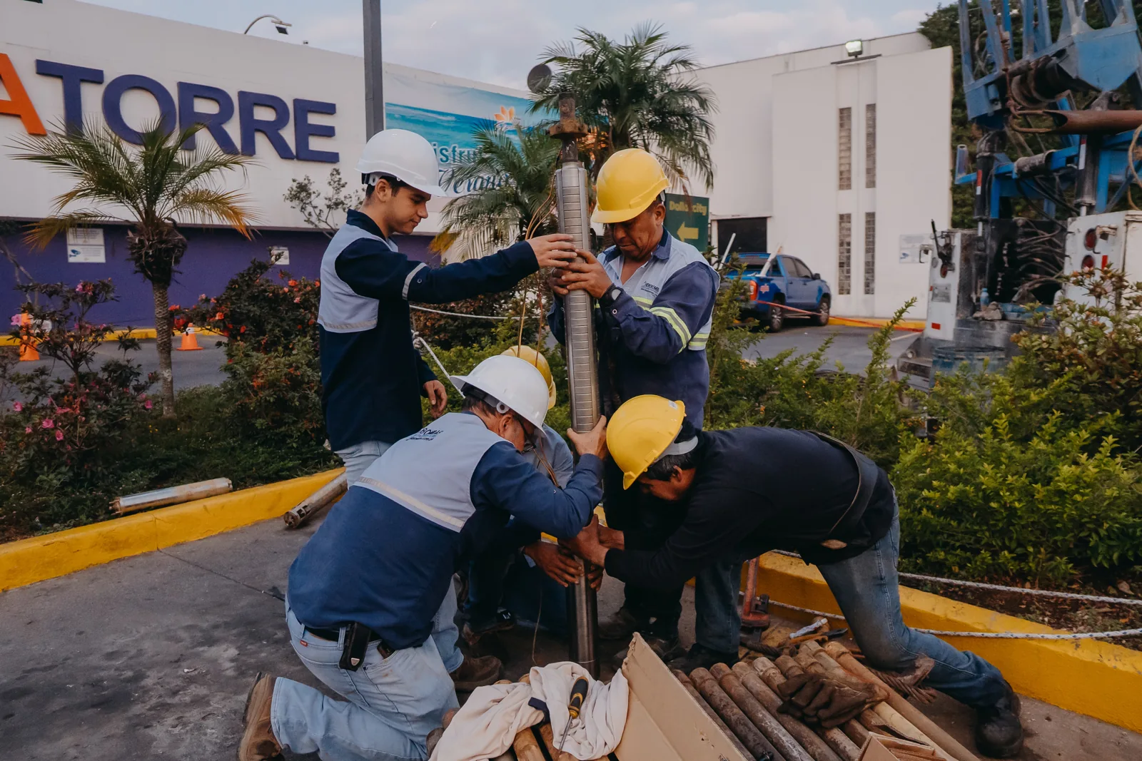 Equipo de Hidrobombas trabajando en el montaje de una bomba sumergible