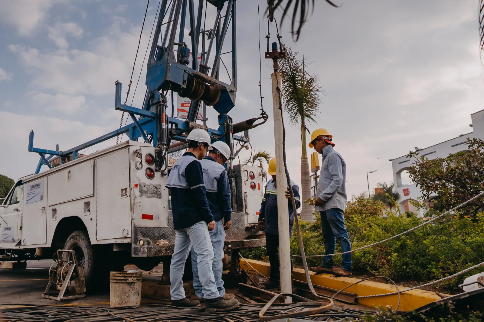 Técnicos y equipo de servicio de Hidrobombas trabajando en un pozo