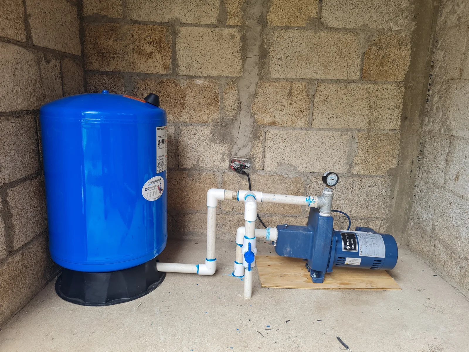 Bomba y tanque hidroneumático instalados en una vivienda